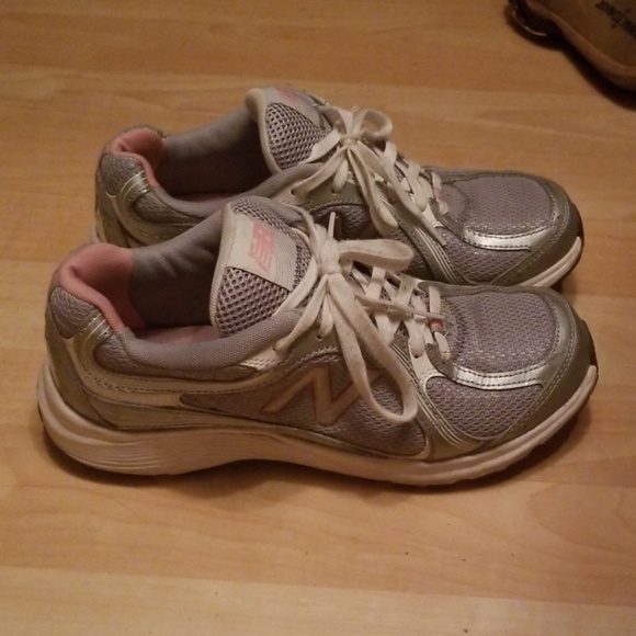 New Balance silver and pink sneakers - Picture 2 of 6
